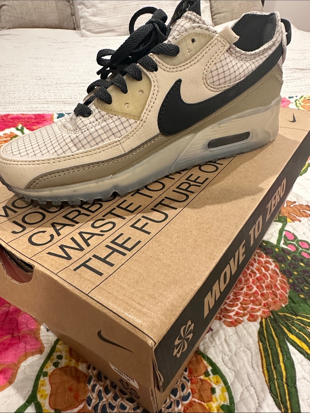 Nike Low Top Sneaker in Beige, Black and Tan